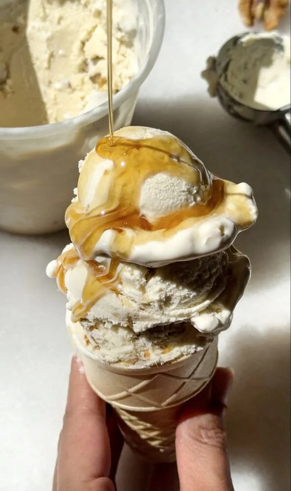 Cono de helado proteico con salsa de caramelo