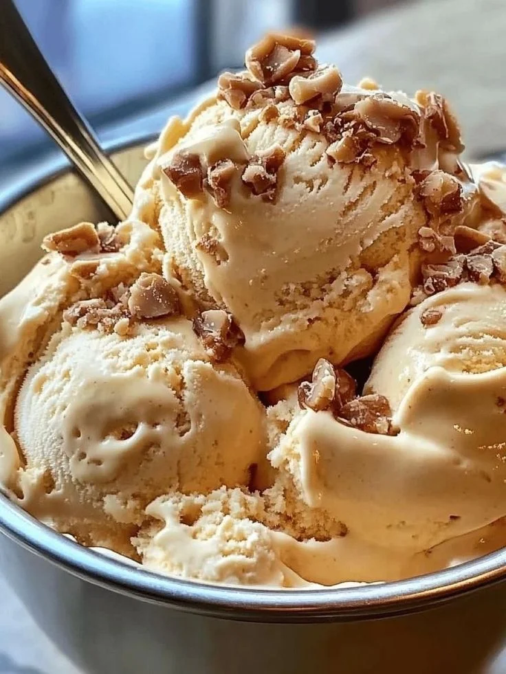 Bol de helado proteico con nueces caramelizadas