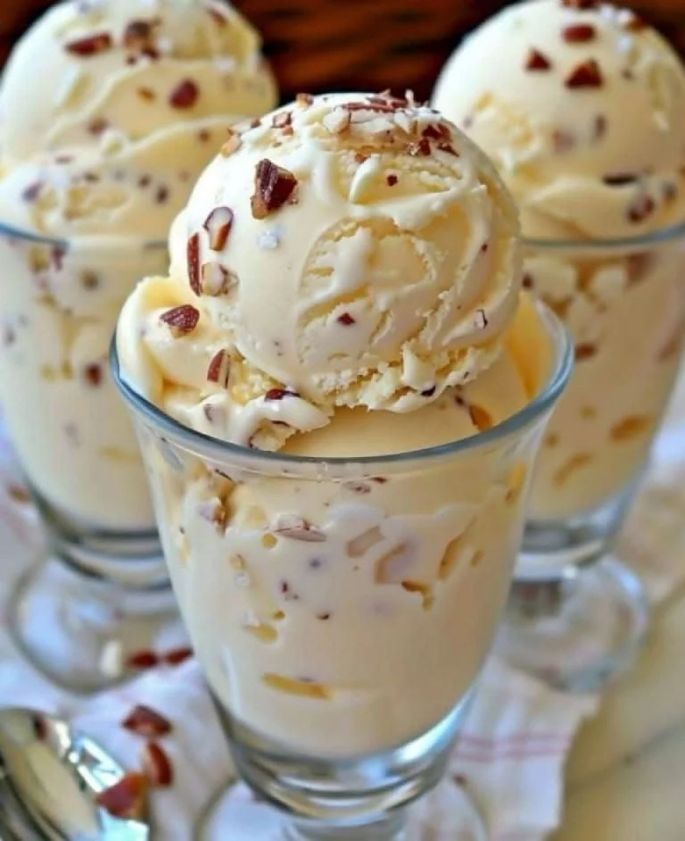 Helado proteico cremoso de vainilla con almendras en copa